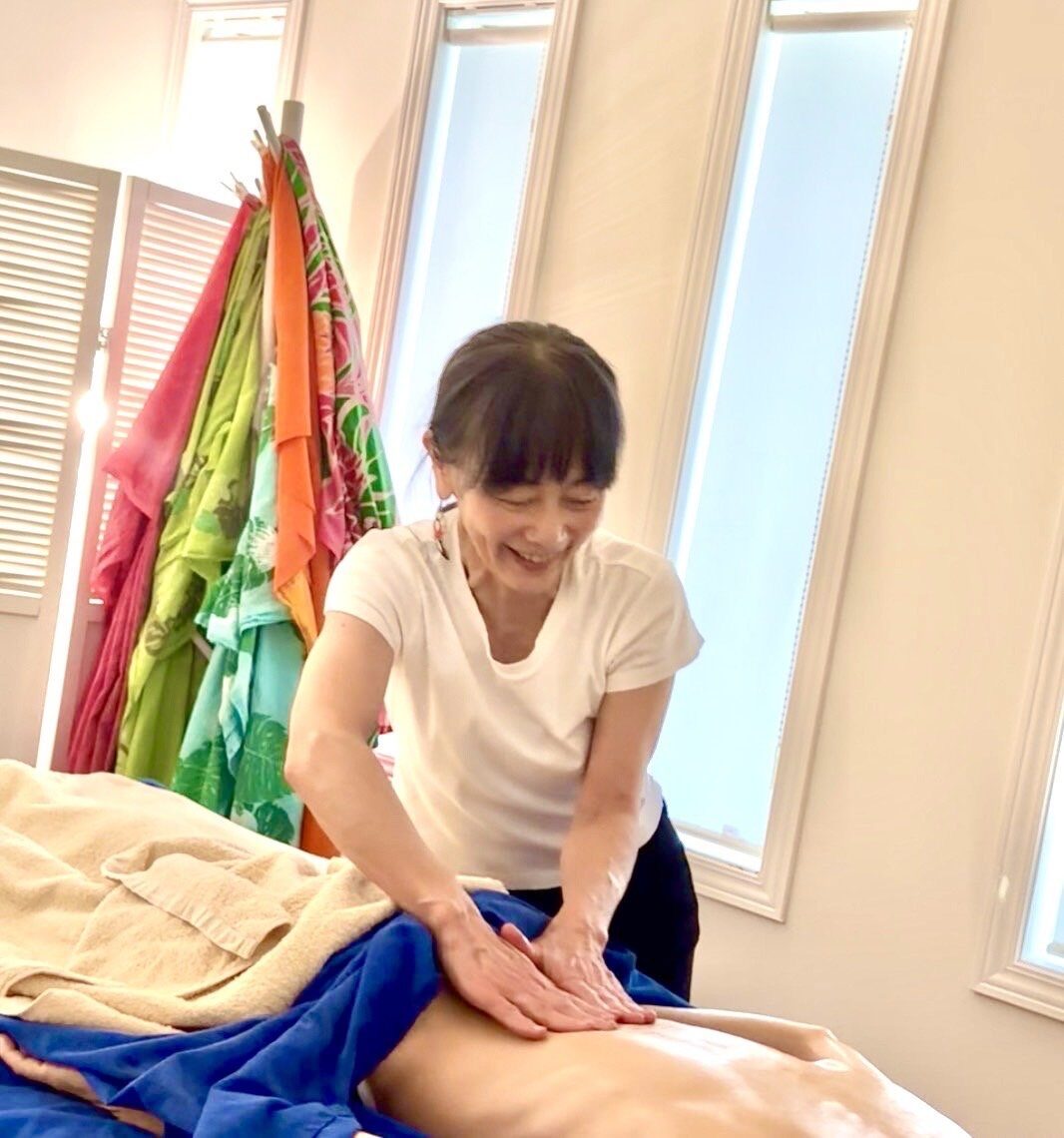 施術中のセラピスト森野春美